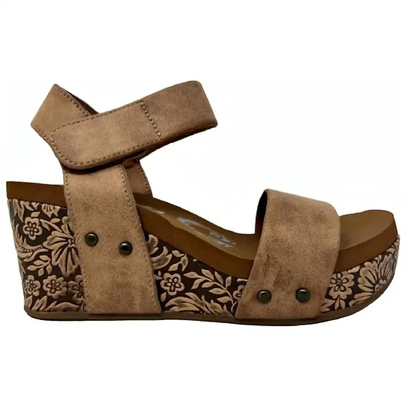 Devon Wedge Sandal In Brown